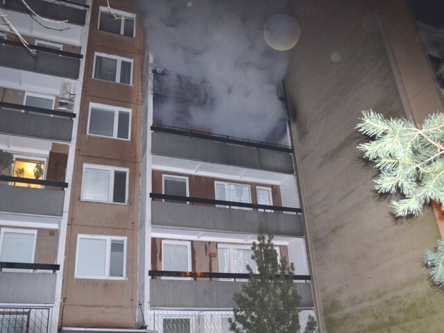 Pri požiari v Dúbravke zahynula mladá žena, ďalších hospitalizovali