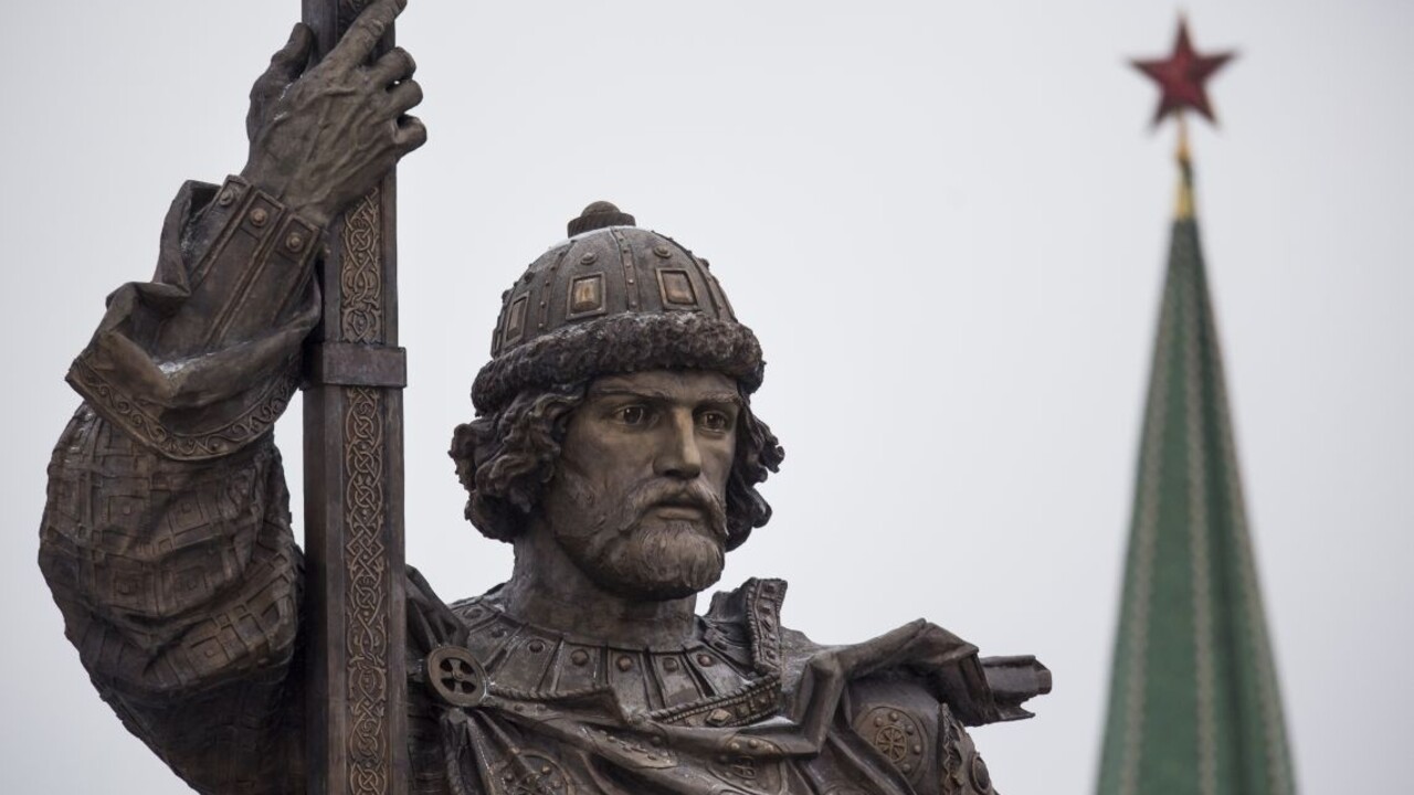 V Moskve vyrástla 16-metrová socha vládcu Vladimira. Odhalil ju Putin