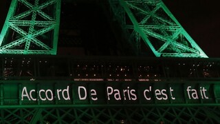 Eifellovu vežu, Víťazný oblúk a nábrežia Seiny v Paríži nasvietili na zeleno