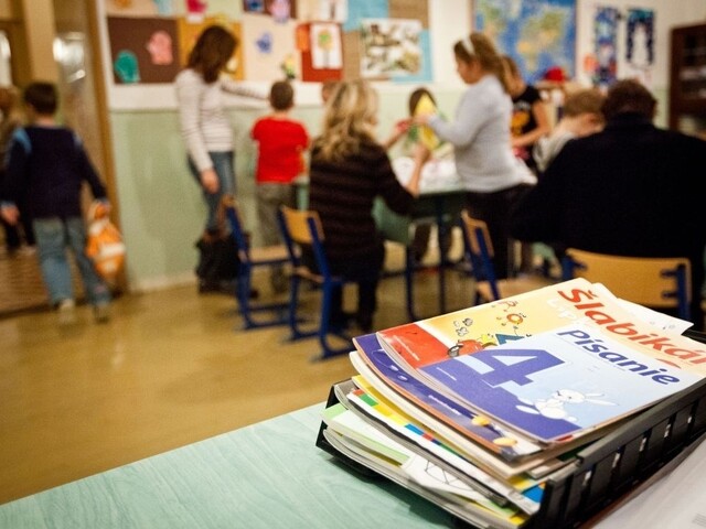 Žiakom na prvom stupni chýbajú učitelia, tí často hľadajú prácu inde