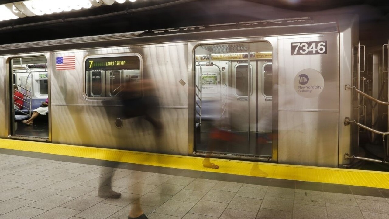 V koľajisku metra zahynula žena, pod vlak ju sotila iná žena
