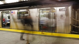 V koľajisku metra zahynula žena, pod vlak ju sotila iná žena
