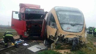 Na juhu Slovenska sa zrazil vlak s kamiónom, hlásia zranených