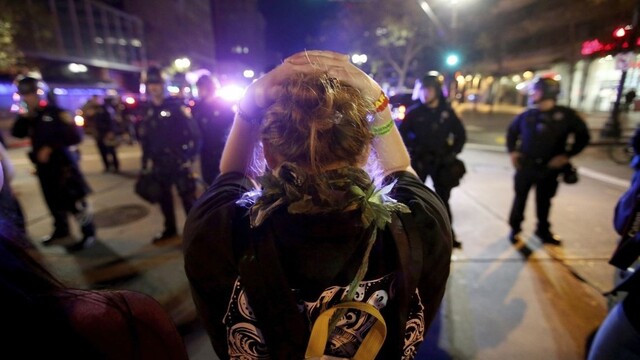 Na Západe USA protestovali proti Trumpovi, podpaľovali vlajky