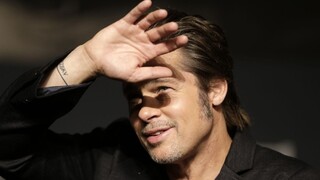 Brada Pitta vyšetrovala FBI, počas letu mal napadnúť jedno z detí