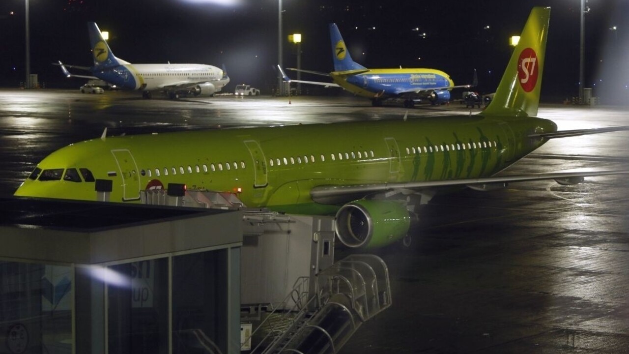 Moskovské letiská rušia lety, situácia je vážna aj na cestách