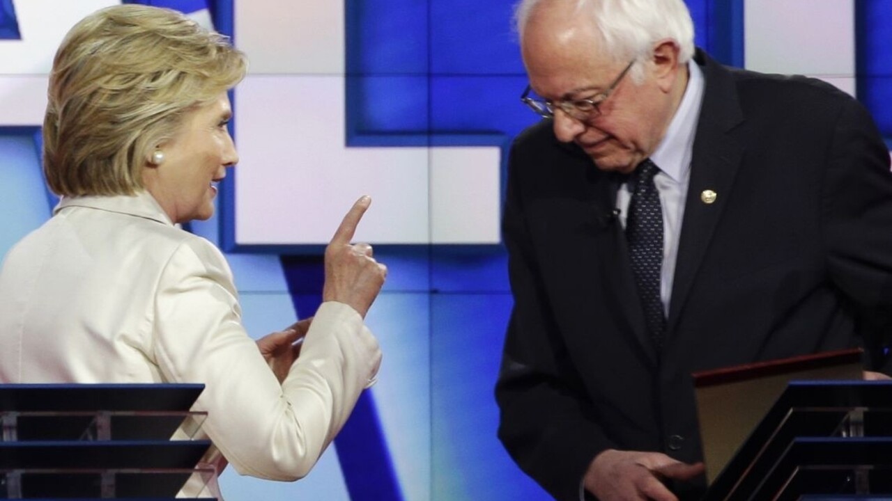Rešpektujte voľby, vyzýva Clintonová. Sanders chce Trumpovi pomôct s robotníkmi