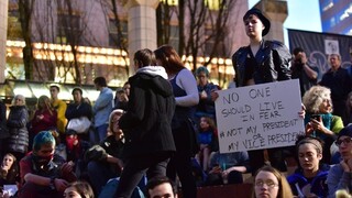 Trump ocenil rozvášnených demonštrantov, jeho prioritou sú svetoví lídri