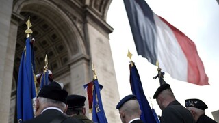 Víťazný oblúk v Paríži je ovenčený, pripomíname si koniec vojny