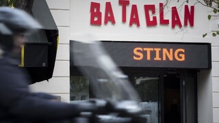 Sting zaspieval v parížskom Bataclane na počesť obetiam terorizmu