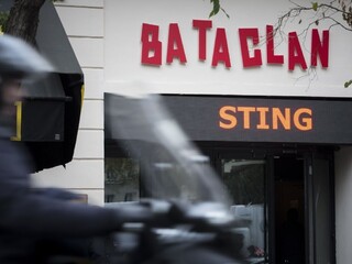 Sting zaspieval v parížskom Bataclane na počesť obetiam terorizmu