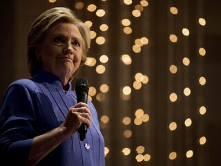 Clintonová sa zbavuje zodpovednosti, za prehru viní šéfa tajných
