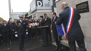 Paríž spomínal na obete útokov, prezident odhalil pamätnú tabuľu