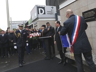 Paríž spomínal na obete útokov, prezident odhalil pamätnú tabuľu