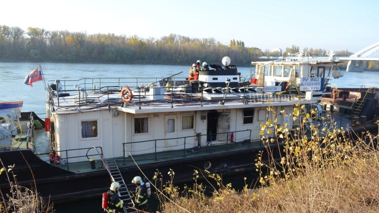 Na nákladnej lodi v bratislavskom prístave vypukol požiar