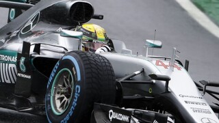 Hamilton prekazil Rosbergove majstrovské oslavy, boj o titul pokračuje