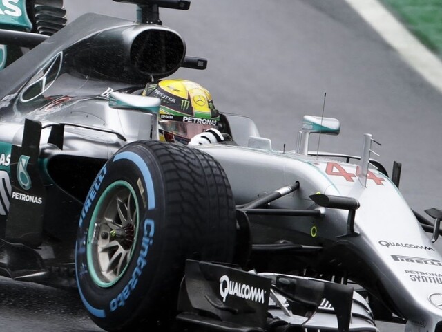 Hamilton prekazil Rosbergove majstrovské oslavy, boj o titul pokračuje