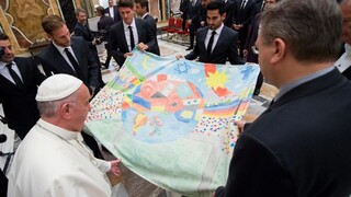 Pápež prijal futbalistov z Nemecka, tí ho obdarovali dresom