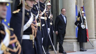 Hollande vraj prezradil tajné informácie, opozícia ho chce odvolať