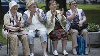V starnúcom Poľsku si odhlasovali zníženie odchodu do dôchodku
