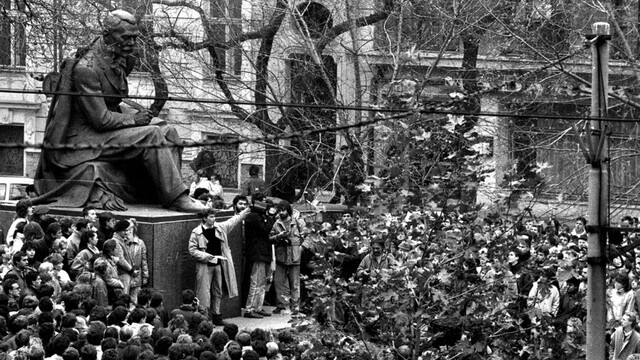 Kto zastrešoval protesty v Prahe?