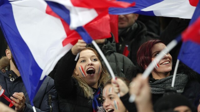 Francúzsko vlajka dav oslavy ľudia zápas ilu 1140 px (SITA/AP)