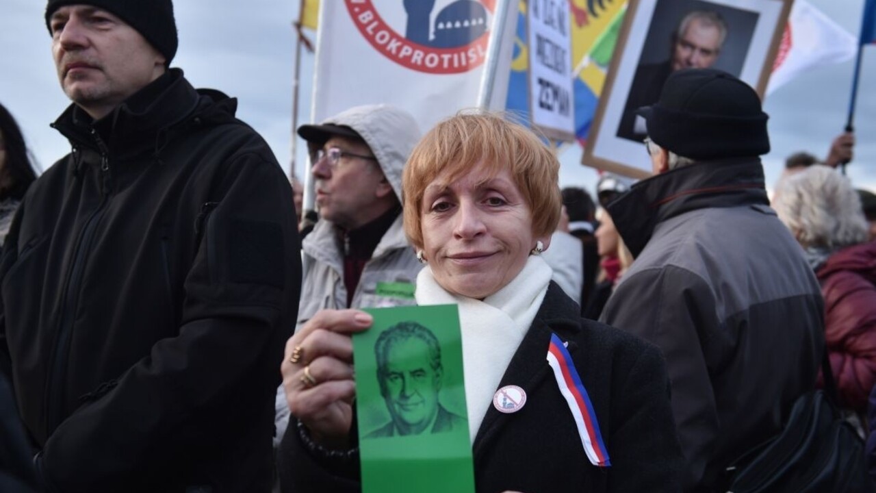 Zemanovi stúpenci pochodovali Prahou spoločne s extrémistami