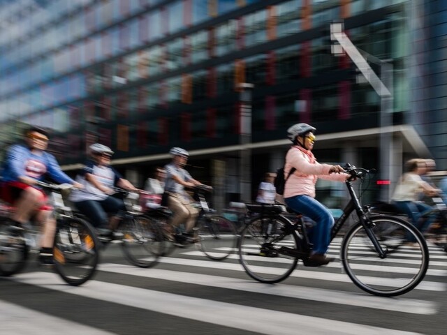 Ocenili novinku pre cyklistov. Jednorazovú helmu zložíte ako knihu