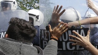 Na gréckom ostrove vyčíňali migranti. Rozbíjali autá a výklady