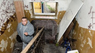 Ľudia z bytovky unimobunky nechcú, z telocvične ale museli odísť