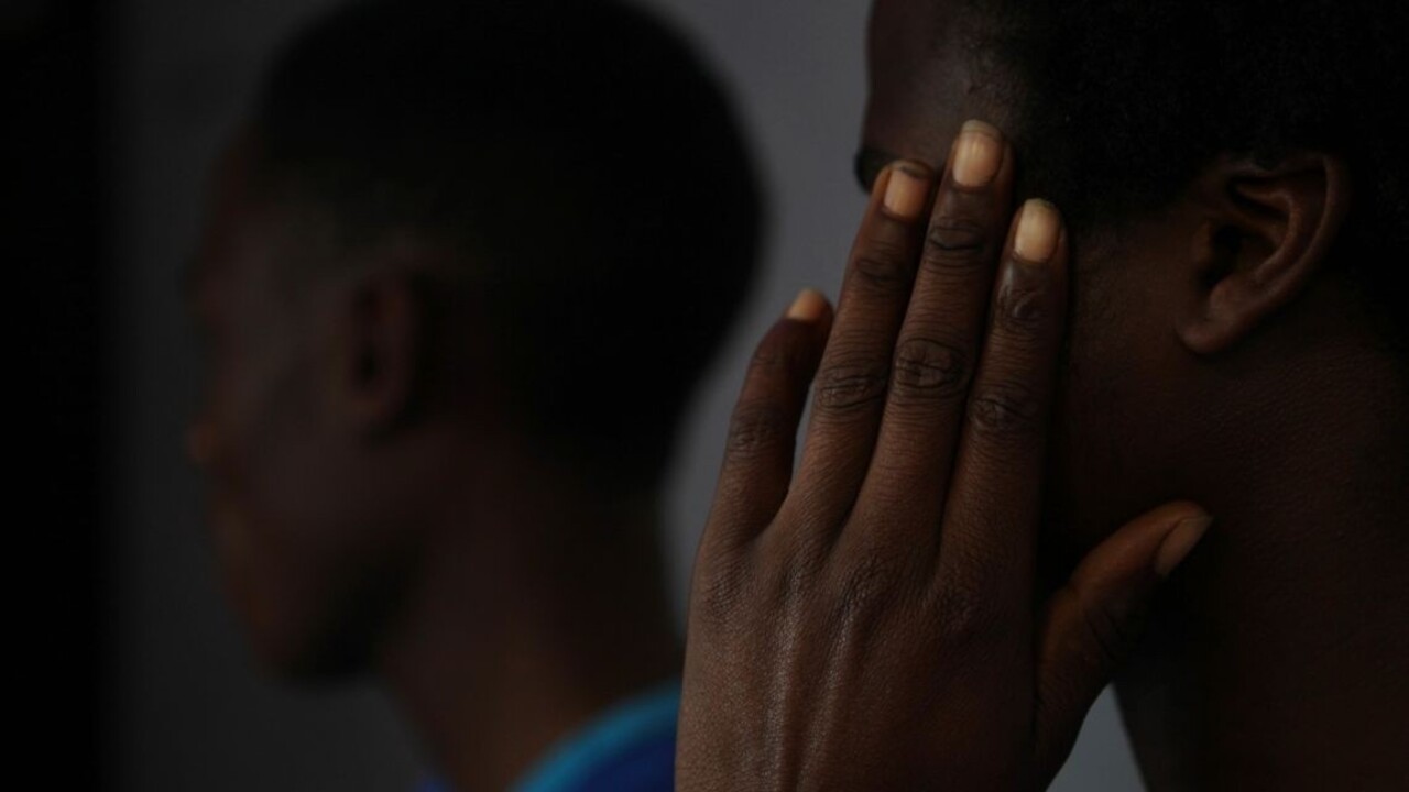 Muž si zarábal rituálnym sexom s vdovami aj neplnoletými