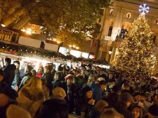 Bratislavou rozvoniava punč i varené víno. Začali sa vianočné trhy