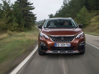 Ako jazdí nový Peugeot 3008 a oplatí sa hybridný Mitsubishi Outlander?