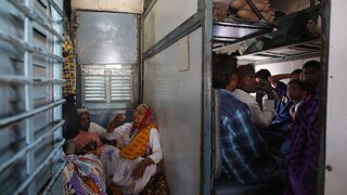 V Indii havaroval vlak, nehoda si vyžiadala desiatky obetí