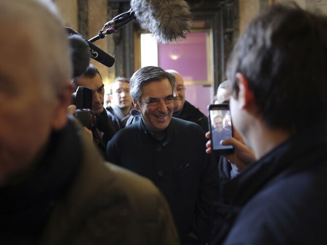 Fillon vyhral francúzske prezidentské primárky, porazil aj Sarkozyho