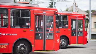 Bratislava potrebuje dlhšie autobusy, nové poslanci zatiaľ neschválili