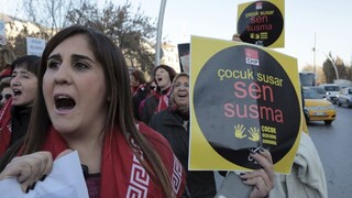 Turecký premiér stiahol návrh zákona o zneužívaní neplnoletých dievčat
