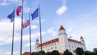 Bratislava Slovensko Európska únia vlajka Bratislavský hrad 1140 px (SITA/AP)