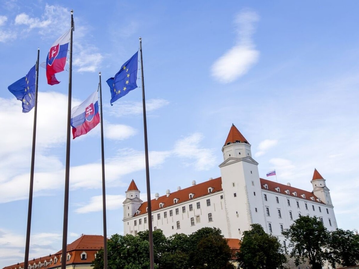 Bratislava Slovensko Európska únia vlajka Bratislavský hrad 1140 px (SITA/AP)