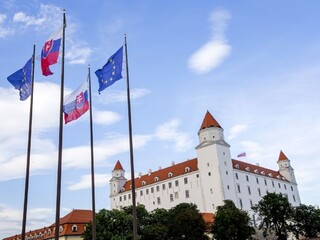 Bratislava Slovensko Európska únia vlajka Bratislavský hrad 1140 px (SITA/AP)