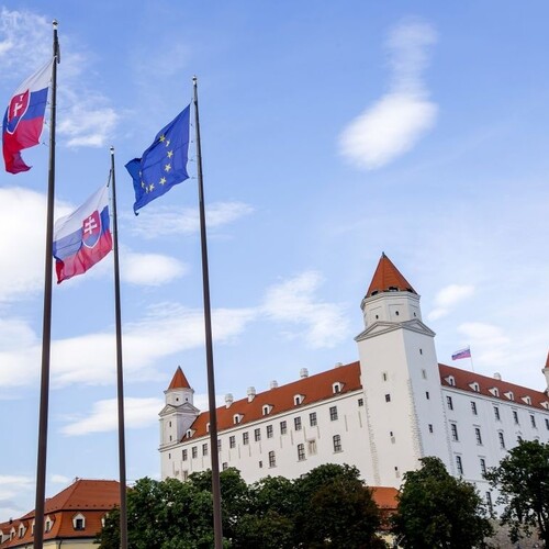 Bratislava Slovensko Európska únia vlajka Bratislavský hrad 1140 px (SITA/AP)