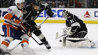 V súboji brankárov úspešnejší Budaj, Ovečkin strelil hetrik