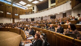 Parlament schvaľuje rozpočet, opozícia nešetrí kritikou