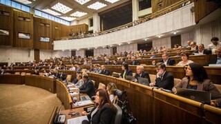 Parlament schvaľuje rozpočet, opozícia nešetrí kritikou