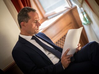 O Procházkovi v Luxemburgu stále nerozhodli, chcú viac informácií