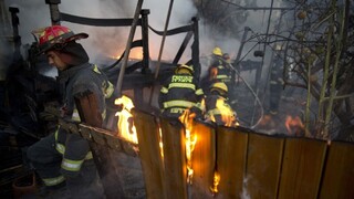 Požiar spojil izraelských a palestínskych hasičov, nad ohňom vyhrávajú