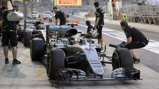 Hamilton udal tón v Abú Zabí, s Rosbergom v pätách