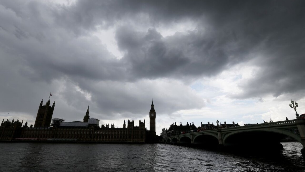Centrum Londýna zahalila tma, v uliciach zavládol chaos