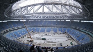 Štadión v Petrohrade bude dokončený včas, ubezpečuje Putin