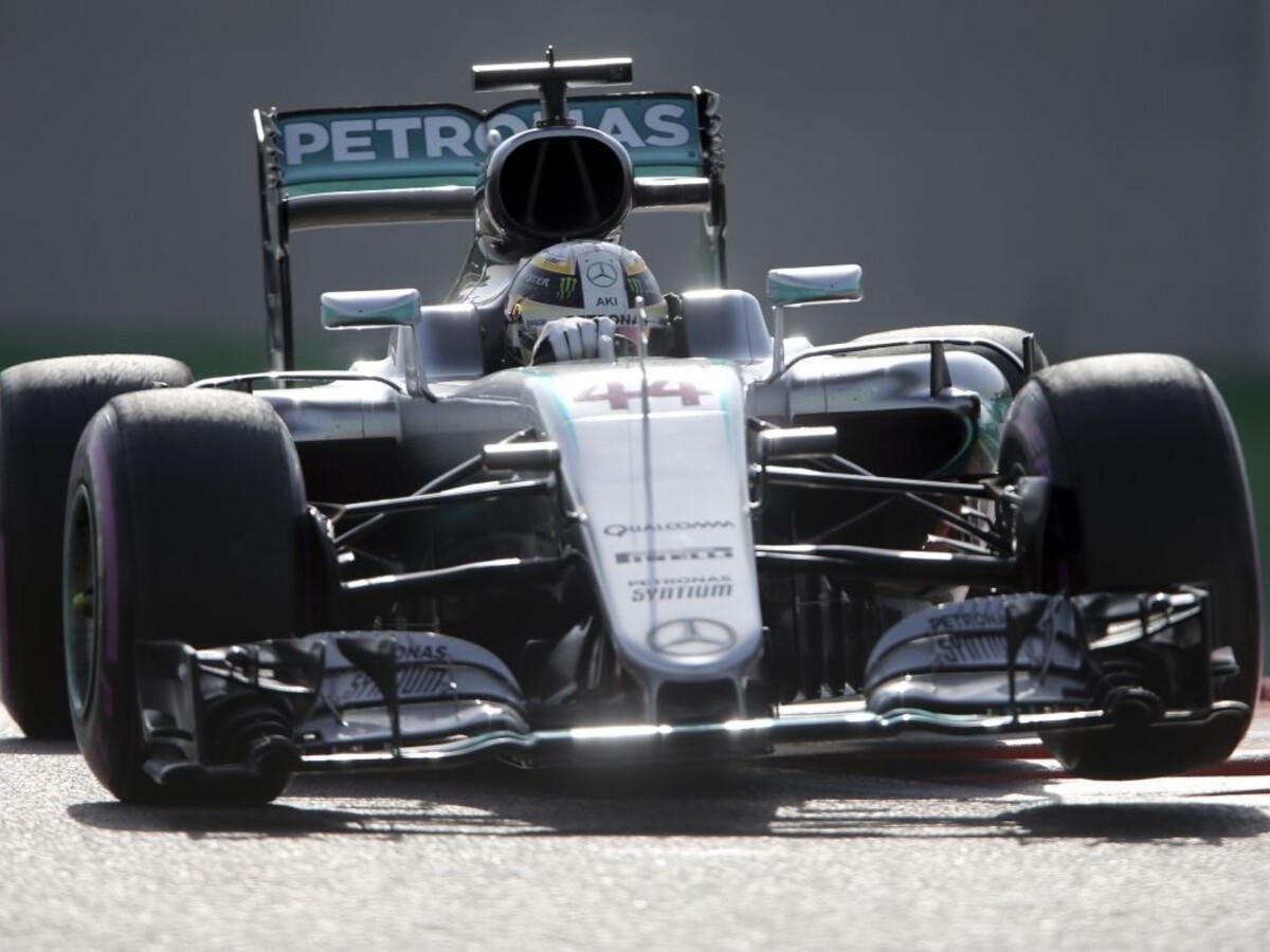 Hamilton potvrdil rýchlosť, ovládol kvalifikáciu v Abú Zabí